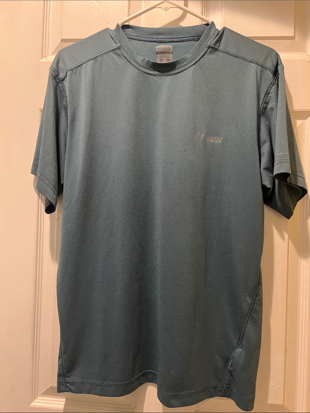 Columbia Men's Short-Sleeve Titanium Tee in Teal Blue